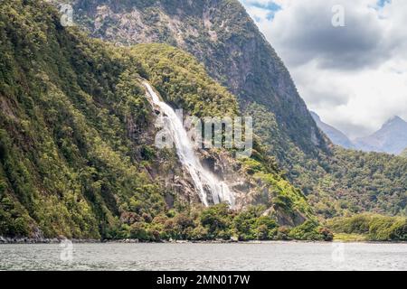 Bowen Falls, die über Felsen in den Milford Sound in Fiordland auf der Südinsel Neuseelands stürzen Stockfoto