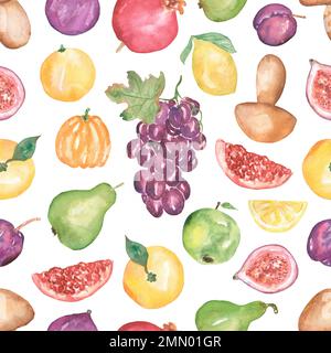 Wasserfarbenes, nahtloses Muster für die Herbststimmung. Kürbis, Trauben, Pflaumen, Granatäpfel, Pilze, Birnenmuster. Herbsternte-Essensdruck. Stockfoto