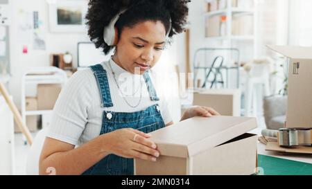 Schwarze Frau, Musik-Kopfhörer und Tanz im Büro, E-Commerce-Logistikunternehmen oder kreatives E-Commerce-Startup. Lächeln, glücklich und aufgeregt Stockfoto