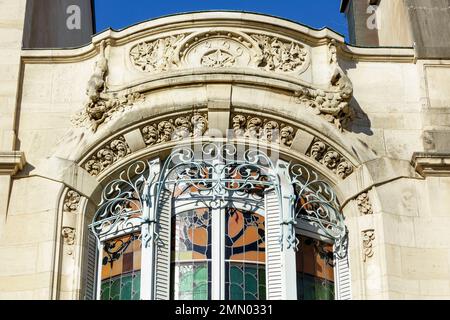 Frankreich, Meurthe et Moselle, Nancy, Details der Fassade des Gaudin-Hauses, das 1899 vom Architekten Georges Biet erbaut wurde, in der Rue Charles III 97 für den Lederhändler Alphonse Gaudin, Eines der ersten Gebäude im Art Nouveau Ecole de Nancy-Stil mit dem ersten bekannten Buntglasfenster von Jacques Gruber, genannt Tulipier (Tulpenbaum), niedriger Relieffriese, der Pflanzen von Eugene Vallin darstellt Stockfoto