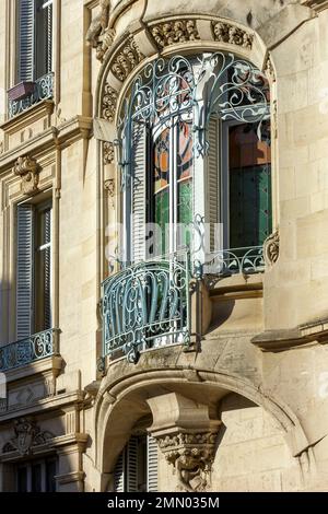 Frankreich, Meurthe et Moselle, Nancy, Details der Fassade des Gaudin-Hauses, das 1899 vom Architekten Georges Biet erbaut wurde, in der Rue Charles III 97 für den Lederhändler Alphonse Gaudin, Eines der ersten Gebäude im Art Nouveau Ecole de Nancy Stil mit dem ersten bekannten Buntglasfenster von Jacques Gruber, genannt Tulipier (Tulpenbaum), und die Skulptur einer Frau, deren Körper von Vegetation und Low Relief Frieze umgeben ist, die Pflanzen von Eugene Vallin repräsentiert Stockfoto