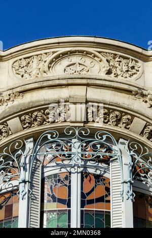 Frankreich, Meurthe et Moselle, Nancy, Details der Fassade des Gaudin-Hauses, das 1899 vom Architekten Georges Biet erbaut wurde, in der Rue Charles III 97 für den Lederhändler Alphonse Gaudin, Eines der ersten Gebäude im Art Nouveau Ecole de Nancy-Stil mit dem ersten bekannten Buntglasfenster von Jacques Gruber, genannt Tulipier (Tulpenbaum), niedriger Relieffriese, der Pflanzen von Eugene Vallin darstellt Stockfoto