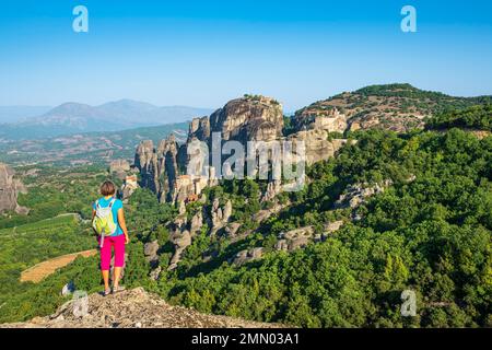 Griechenland, Thessalien, Kalambaka, Ort Meteora, das zum UNESCO-Weltkulturerbe gehört, Klöster von Varlaam, großer Meteoron und Roussanou Stockfoto