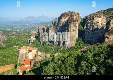 Griechenland, Thessalien, Kalambaka, Ort Meteora als UNESCO-Weltkulturerbe, Kloster Roussanou, Varlaam und große Meteoron-Klöster im Hintergrund Stockfoto