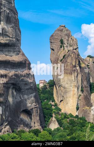 Griechenland, Thessalien, Kalambaka, Ort Meteora als UNESCO-Weltkulturerbe, Kloster Roussanou im Hintergrund Stockfoto