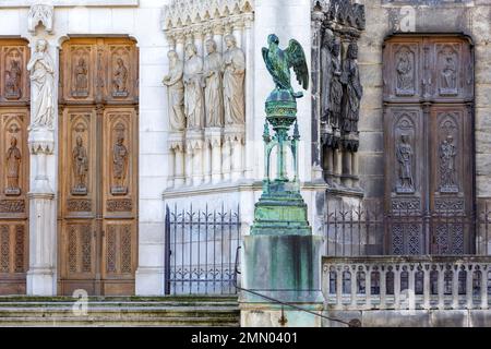 Frankreich, Meurthe et Moselle, Nancy, das zentrale Tor, die Statue der Jungfrau Maria auf dem Kaminsims, das Tor des Heiligen Epvre und die Bronzeskulptur, die das Symbol eines der 4 Evangelisten der Basilika des Heiligen Epvre im neogotischen Stil repräsentiert und in den 1860er Jahren vom Architekten Prosper Morey am Place Saint Epvre erbaut wurde Stockfoto