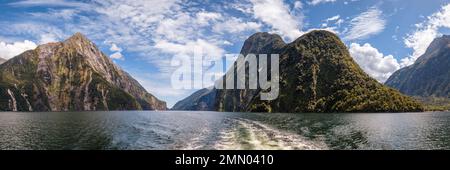 Panoramablick auf den Milford Sound in Fiordland auf der Südinsel Neuseelands Stockfoto