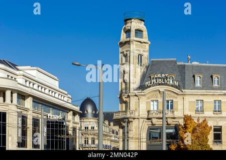 Frankreich, Meurthe et Moselle, Nancy, ehemaliger Hauptsitz der Zeitung L'Est Republicain, 1913 vom Architekten Louis le Bourgeois erbaut, dekorierte die Fassade mit Eichenblättern und Eicheln, geformt von Louis Cayette im Art Nouveau Ecole de Nancy Stil (School of Nancy) auf der rechten Seite, Kuppel und Fassade der CIC Nancy Maginot Bank, 1906 vom Architekten Joseph Hornecker im Jugendstil erbaut, in der Mitte und Fassade des ehemaligen Magasins Reunis, 1928 von Pierre Le Bourgeois im Art déco-Stil auf der linken Seite erbaut, heute Gastgeber der FNAC und der Printemps Geschäfte Stockfoto