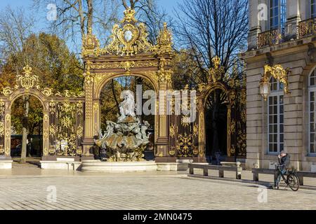 Frankreich, Meurthe et Moselle, Nancy, Amphitritbrunnen von Barthelemy Guibal und Fassade des Opernhauses auf der Place Stanislas (Stanislas-Platz, ehemaliger königlicher Platz), erbaut von Stanislas Leszczynski, König von Polen und letzter Herzog von Lothringen im 18. Jahrhundert, UNESCO-Weltkulturerbe Stockfoto