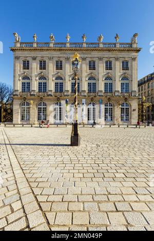 Frankreich, Meurthe et Moselle, Nancy, Fassade des Opernhauses auf der Place Stanislas (Stanislas-Platz, ehemaliger königlicher Platz), erbaut von Stanislas Leszczynski, dem König von Polen und dem letzten Herzog von Lothringen im 18. Jahrhundert und UNESCO-Weltkulturerbe Stockfoto