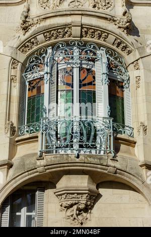 Frankreich, Meurthe et Moselle, Nancy, Details der Fassade des Gaudin-Hauses, das 1899 vom Architekten Georges Biet erbaut wurde, in der Rue Charles III 97 für den Lederhändler Alphonse Gaudin, Eines der ersten Gebäude im Art Nouveau Ecole de Nancy Stil mit dem ersten bekannten Buntglasfenster von Jacques Gruber, genannt Tulipier (Tulpenbaum), und die Skulptur einer Frau, deren Körper von Vegetation und Low Relief Frieze umgeben ist, die Pflanzen von Eugene Vallin repräsentiert Stockfoto