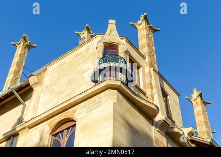 Frankreich, Meurthe et Moselle, Nancy, Details der Fassade der Villa Majorelle auch Villa Jika im Jugendstil genannt, erbaut von den Architekten Henri Sauvage und Lucien Weissenburger zwischen 1901 und 1902, Dekorationen an der Fassade aus glasiertem Steinkeramik, die Blumen der Fuchsia von Alexandre Bigot repräsentieren, und Eisenarbeiten aus Schmiedeeisen von Louis Majorelle in der Rue Louis Majorelle Stockfoto