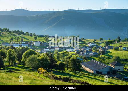 Spanien, Fürstentum Asturien, Gemeinde Allande, Berducedo, Etappe auf der Camino Primitivo, spanische Pilgerroute nach Santiago de Compostela Stockfoto