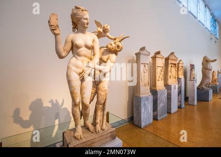 Griechenland, Athen, Archäologisches Nationalmuseum, Gruppe der Aphroditen, Pan und Eros, Marmorstatuarengruppe, die etwa 100 v. Chr. datiert Stockfoto