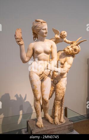 Griechenland, Athen, Archäologisches Nationalmuseum, Gruppe der Aphroditen, Pan und Eros, Marmorstatuarengruppe, die etwa 100 v. Chr. datiert Stockfoto