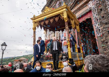 Die Statuen der drei Schutzheiligen Alfio, Filadelfo und Cirino werden Anfang Mai in Prozession durch das sizilianische Dorf Sant'Alfio gezogen Stockfoto