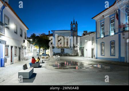 Portugal, Region Alentejo, Stadt Arraiolos, Platz und Dorfchurche Stockfoto