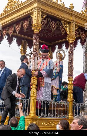 Opfer und Spenden an die Kirche während der Festa di Sant'Alfio Anfang Mai, wenn Statuen der drei Schutzheiligen Alfio, Filadelfo und Cirino in Prozession durch dieses sizilianische Dorf hoch oben an den Hängen des Ätna gezogen werden Stockfoto