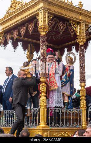 Kinder werden angehoben, um gesegnet zu werden und die Statuen der drei Schutzpatroninnen Alfio, Filadelfo und Cirino zu küssen, während der Festa di Sant'Alfio Anfang Mai, in diesem sizilianischen Dorf hoch oben an den Hängen des Ätna Stockfoto