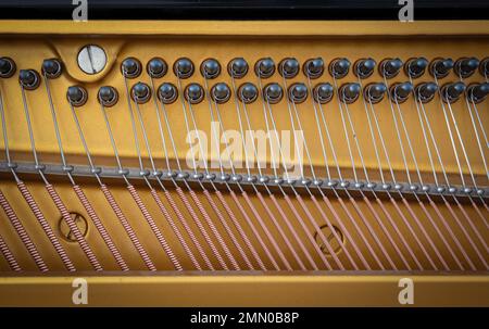 Details zum Klaviermechanik-Hammer - Schnur, Stifte und Hämmer, Klavier von 1973 Stockfoto