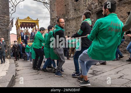 Statuen der drei Schutzheiligen Alfio, Filadelfo und Cirino werden Anfang Mai in Prozession durch die steilen Straßen des sizilianischen Dorfes Sant'Alfio gezogen Stockfoto