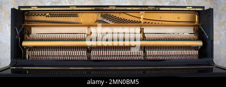 Details zum Klaviermechanik-Hammer - Schnur, Stifte und Hämmer, Klavier von 1973 Stockfoto