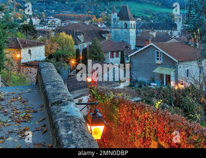 Frankreich, Lot, Figeac, Stadtblick bei Nacht auf ein historisches Stadtzentrum Stockfoto