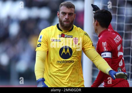 Michele Di Gregorio von AC Monza schaut beim Spiel der Serie A vor dem FC Juventus und AC Monza im Allianz-Stadion am 29. Januar 2023 in Turin zu . Stockfoto