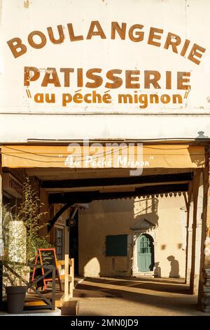 Frankreich, Pyrenäen Atlantiques, Bearn, Salies de Bearn, Leute, die am späten Nachmittag im historischen Stadtzentrum der Marktstadt Salies spazieren Stockfoto