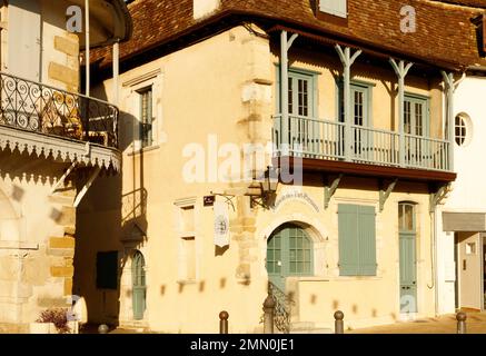 Frankreich, Pyrenäen Atlantiques, Bearn, Salies de Bearn, Fassade eines traditionellen Hauses im historischen Stadtzentrum der Stadt Salies Stockfoto