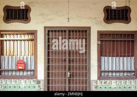 Georgetown, Penang, Malaysia - November 2012: Alte Türen und Fenster mit Grills eines traditionellen Hauses in der historischen Stadt Penang. Stockfoto