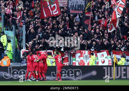 Dany Mota von AC Monza feiert das zweite Tor seines Teams mit Teamkollegen beim Spiel der Serie A vor dem Juventus FC und AC Monza im Allianz Stadium am 29. Januar 2023 in Turin , Italien . Stockfoto