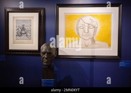 Frankreich, Alpes Maritimes, Mougins, Mougins Classical Art Museum, zwei Werke von Begleitern von Pablo Picasso: Rechts, Pablo auf gelbem Hintergrund, Porträt von Picasso von Francoise Gilot, Bleistift und Buntstifte auf Papier (1946). Auf der linken Seite ist ein Foto von Picasso von Dora Maar mit der Unterschrift und dem Titel Picasso mit Ochsenschädel. In der Mitte steht Picassos Modell, Skulptur von Gabriël Sterck Stockfoto