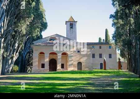 Frankreich, Alpes Maritimes, Mougins, die Kapelle Notre-Dame de Vie (12. Jahrhundert), die von einer riesigen Hecke jahrhundertealter Zypressen, dem verführerischen Picasso, aber auch Rostropovitch, Churchill, Ribinstein, Chaplin oder Cocteau Stockfoto