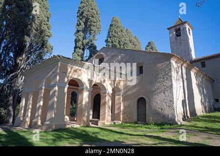 Frankreich, Alpes Maritimes, Mougins, die Kapelle Notre-Dame de Vie (12. Jahrhundert), die von einer riesigen Hecke jahrhundertealter Zypressen, dem verführerischen Picasso, aber auch Rostropovitch, Churchill, Ribinstein, Chaplin oder Cocteau Stockfoto