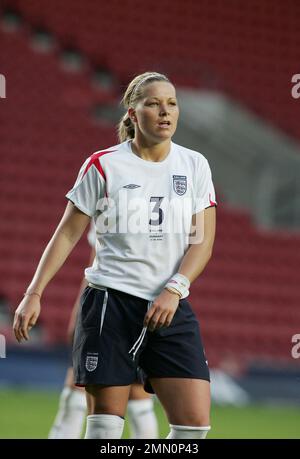 England gegen Ungarn Fußball-Weltmeisterschaft 2006 der Frauen im St. Marys Stadion Southampton. Englands Rachel Unitt in Aktion. Das Bild ist an Dataco-Einschränkungen hinsichtlich seiner Verwendung gebunden. NUR REDAKTIONELLE VERWENDUNG Keine Verwendung mit nicht autorisierten Audio-, Video-, Daten-, Spiellisten, Club-/Liga-Logos oder „Live“-Diensten. Online-Nutzung im Spiel beschränkt auf 120 Bilder, keine Videoemulation. Keine Verwendung für Wetten, Spiele oder Veröffentlichungen von Clubs/Ligen/Spielern Stockfoto