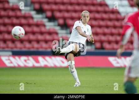 England gegen Ungarn Fußball-Weltmeisterschaft 2006 der Frauen im St. Marys Stadion Southampton. Engländer Josanne Potter in Aktion. Das Bild ist an Dataco-Einschränkungen hinsichtlich seiner Verwendung gebunden. NUR REDAKTIONELLE VERWENDUNG Keine Verwendung mit nicht autorisierten Audio-, Video-, Daten-, Spiellisten, Club-/Liga-Logos oder „Live“-Diensten. Online-Nutzung im Spiel beschränkt auf 120 Bilder, keine Videoemulation. Keine Verwendung für Wetten, Spiele oder Veröffentlichungen von Clubs/Ligen/Spielern Stockfoto