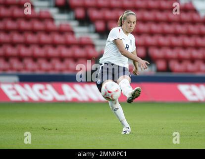 England gegen Ungarn Fußball-Weltmeisterschaft 2006 der Frauen im St. Marys Stadion Southampton. Engländer Josanne Potter in Aktion. Das Bild ist an Dataco-Einschränkungen hinsichtlich seiner Verwendung gebunden. NUR REDAKTIONELLE VERWENDUNG Keine Verwendung mit nicht autorisierten Audio-, Video-, Daten-, Spiellisten, Club-/Liga-Logos oder „Live“-Diensten. Online-Nutzung im Spiel beschränkt auf 120 Bilder, keine Videoemulation. Keine Verwendung für Wetten, Spiele oder Veröffentlichungen von Clubs/Ligen/Spielern Stockfoto