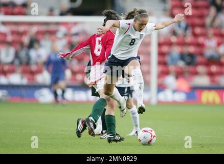 England gegen Ungarn Fußball-Weltmeisterschaft 2006 der Frauen im St. Marys Stadion Southampton. Engländer Josanne Potter in Aktion. Das Bild ist an Dataco-Einschränkungen hinsichtlich seiner Verwendung gebunden. NUR REDAKTIONELLE VERWENDUNG Keine Verwendung mit nicht autorisierten Audio-, Video-, Daten-, Spiellisten, Club-/Liga-Logos oder „Live“-Diensten. Online-Nutzung im Spiel beschränkt auf 120 Bilder, keine Videoemulation. Keine Verwendung für Wetten, Spiele oder Veröffentlichungen von Clubs/Ligen/Spielern Stockfoto