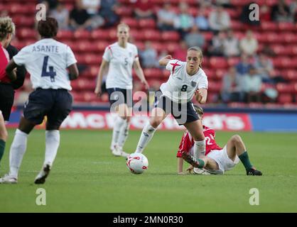 England gegen Ungarn Fußball-Weltmeisterschaft 2006 der Frauen im St. Marys Stadion Southampton. Engländer Josanne Potter in Aktion. Das Bild ist an Dataco-Einschränkungen hinsichtlich seiner Verwendung gebunden. NUR REDAKTIONELLE VERWENDUNG Keine Verwendung mit nicht autorisierten Audio-, Video-, Daten-, Spiellisten, Club-/Liga-Logos oder „Live“-Diensten. Online-Nutzung im Spiel beschränkt auf 120 Bilder, keine Videoemulation. Keine Verwendung für Wetten, Spiele oder Veröffentlichungen von Clubs/Ligen/Spielern Stockfoto