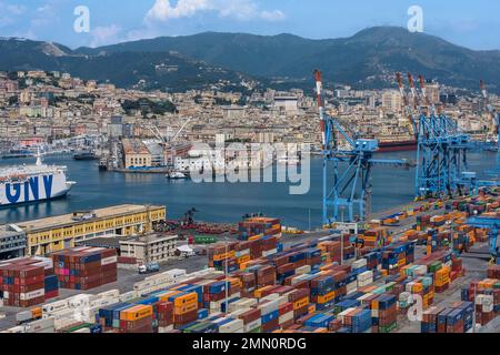 Italien, Ligurien, Genua, Containerterminal des Handelshafens und Porto Antico (alter Hafen) am Stadtrand im Hintergrund Stockfoto