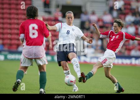 England gegen Ungarn Fußball-Weltmeisterschaft 2006 der Frauen im St. Marys Stadion Southampton. Engländer Josanne Potter in Aktion. Das Bild ist an Dataco-Einschränkungen hinsichtlich seiner Verwendung gebunden. NUR REDAKTIONELLE VERWENDUNG Keine Verwendung mit nicht autorisierten Audio-, Video-, Daten-, Spiellisten, Club-/Liga-Logos oder „Live“-Diensten. Online-Nutzung im Spiel beschränkt auf 120 Bilder, keine Videoemulation. Keine Verwendung für Wetten, Spiele oder Veröffentlichungen von Clubs/Ligen/Spielern Stockfoto