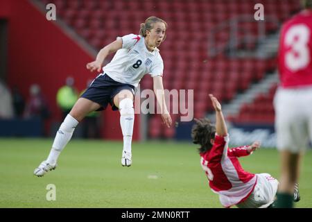 England gegen Ungarn Fußball-Weltmeisterschaft 2006 der Frauen im St. Marys Stadion Southampton. Engländer Josanne Potter in Aktion. Das Bild ist an Dataco-Einschränkungen hinsichtlich seiner Verwendung gebunden. NUR REDAKTIONELLE VERWENDUNG Keine Verwendung mit nicht autorisierten Audio-, Video-, Daten-, Spiellisten, Club-/Liga-Logos oder „Live“-Diensten. Online-Nutzung im Spiel beschränkt auf 120 Bilder, keine Videoemulation. Keine Verwendung für Wetten, Spiele oder Veröffentlichungen von Clubs/Ligen/Spielern Stockfoto