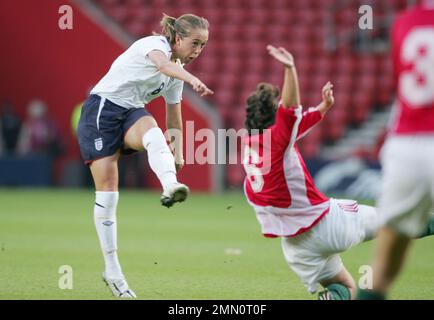 England gegen Ungarn Fußball-Weltmeisterschaft 2006 der Frauen im St. Marys Stadion Southampton. Engländer Josanne Potter in Aktion. Das Bild ist an Dataco-Einschränkungen hinsichtlich seiner Verwendung gebunden. NUR REDAKTIONELLE VERWENDUNG Keine Verwendung mit nicht autorisierten Audio-, Video-, Daten-, Spiellisten, Club-/Liga-Logos oder „Live“-Diensten. Online-Nutzung im Spiel beschränkt auf 120 Bilder, keine Videoemulation. Keine Verwendung für Wetten, Spiele oder Veröffentlichungen von Clubs/Ligen/Spielern Stockfoto