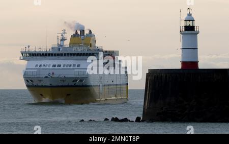 Ankunft mit der Fähre am Hafen von Newhaven. Stockfoto