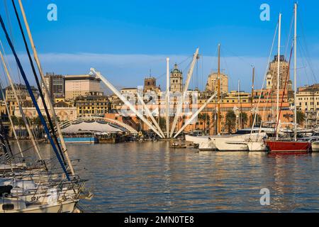 Italien, Ligurien, Genua, Porto Antico (Alter Hafen) und Bigo Panoramablick, entworfen von Renzo Piano Stockfoto