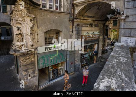 Italien, Ligurien, Genua, Allee des alten historischen Zentrums, Geschäfte am Fuße des San Pietro in der Kirche Banchi Via di San Pietro della Porta am Rande der Piazza Banchi Stockfoto
