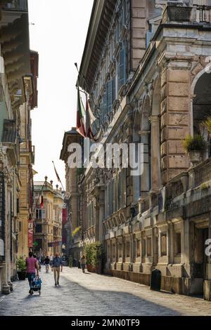Italien, Ligurien, Genua, Rolli-Palast, das von der UNESCO in der Strada Nuova zum Weltkulturerbe erklärt wurde, heute über Garibaldi, Palazzo Bianco rechts Stockfoto