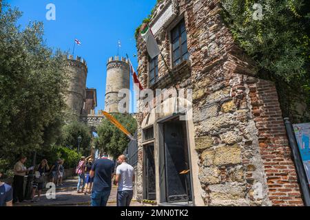 Italien, Ligurien, Genua, das Christopher Columbus House Museum, eine Rekonstruktion des ursprünglichen Gebäudes aus dem 18. Jahrhundert, die Porta Soprana (Türme von Sant'Andrea) und die Stadtmauern von Barbarossa im Hintergrund Stockfoto