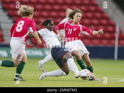 England gegen Ungarn Fußball-Weltmeisterschaft 2006 der Frauen im St. Marys Stadion Southampton. Englands Anita Asante (Nr. 4) in Aktion. Das Bild ist an Dataco-Einschränkungen hinsichtlich seiner Verwendung gebunden. NUR REDAKTIONELLE VERWENDUNG Keine Verwendung mit nicht autorisierten Audio-, Video-, Daten-, Spiellisten, Club-/Liga-Logos oder „Live“-Diensten. Online-Nutzung im Spiel beschränkt auf 120 Bilder, keine Videoemulation. Keine Verwendung für Wetten, Spiele oder Veröffentlichungen von Clubs/Ligen/Spielern Stockfoto